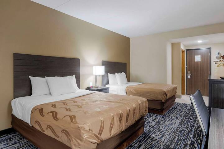 2 Queen Beds (5 of 6)