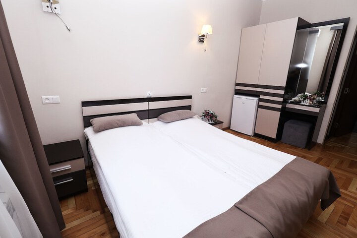 Room 21 of 190
