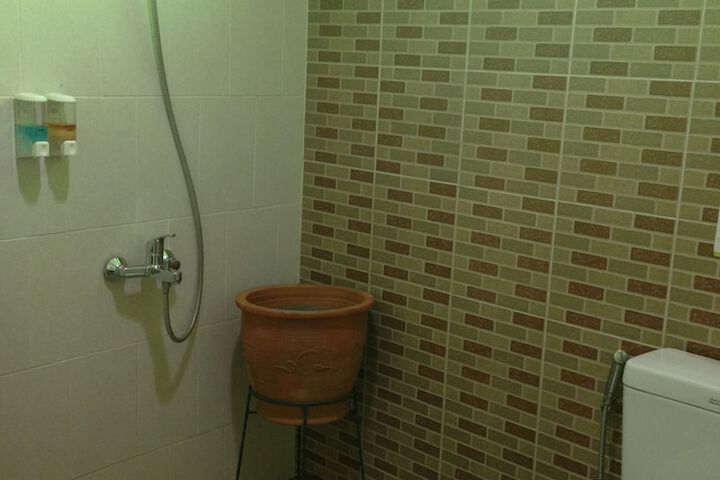 Room 6 of 15