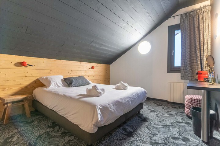 Room 4 of 63