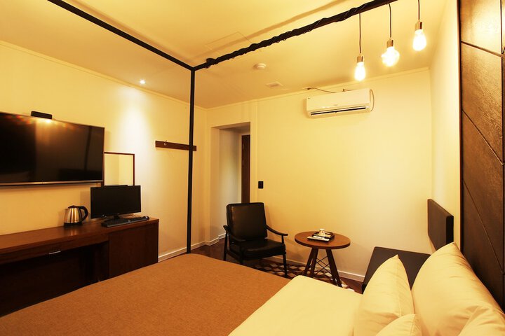 Room 8 of 16