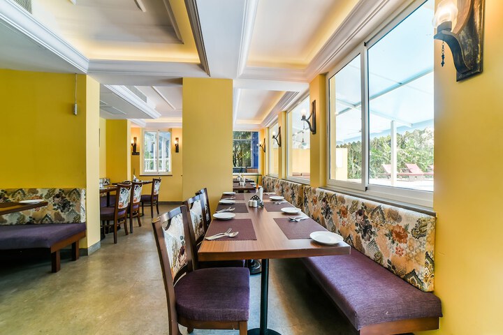Dining 8 of 13