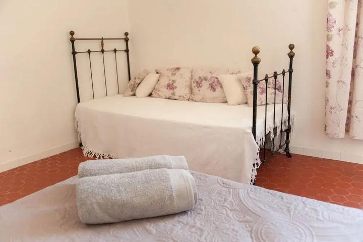 Room 4 of 18