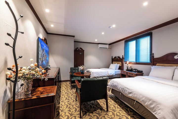 Room 26 of 100