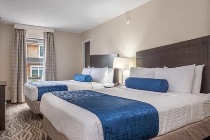 2 Double Beds (10 of 13)