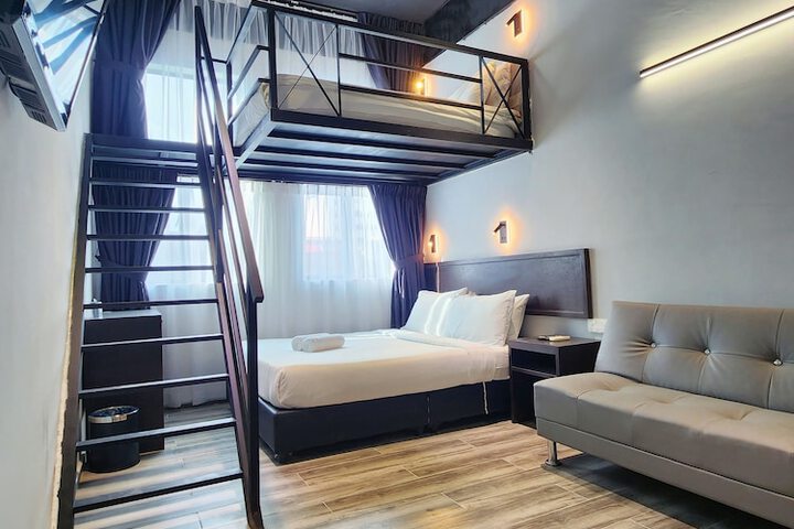 Room 13 of 102