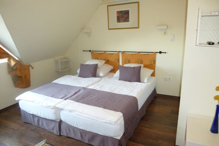 Room 12 of 96
