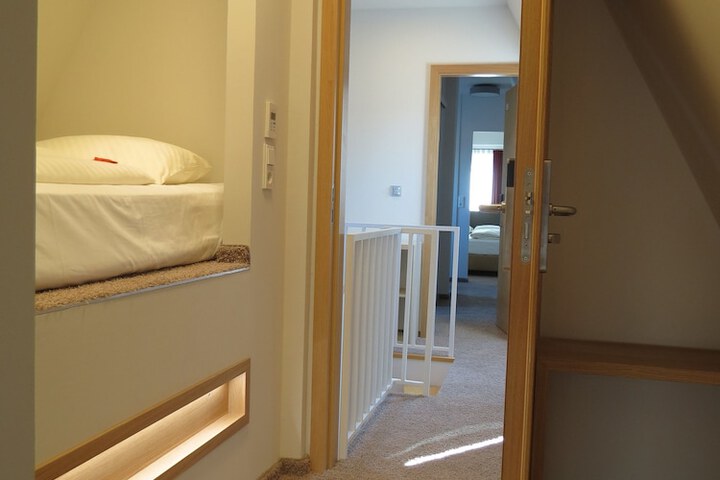 Room 32 of 82