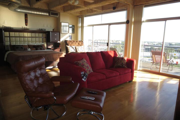 Suite 4 of 6