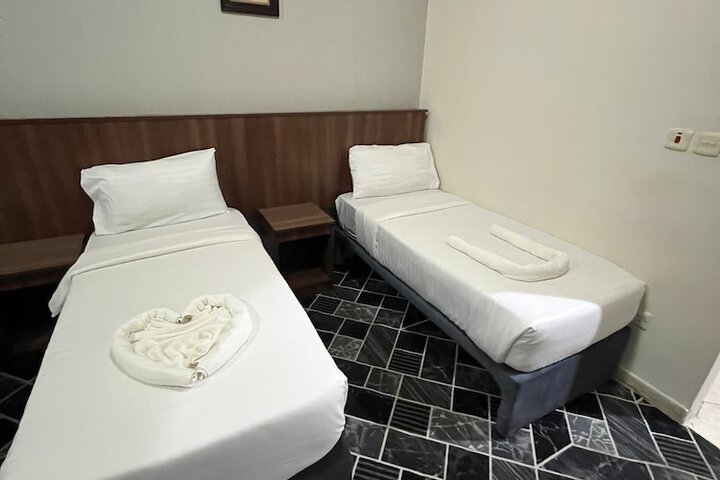 Room 6 of 32