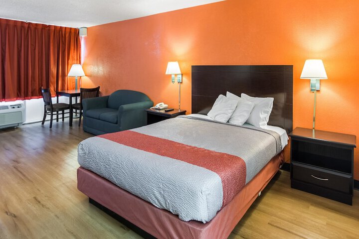 1 Queen Bed (15 of 16)