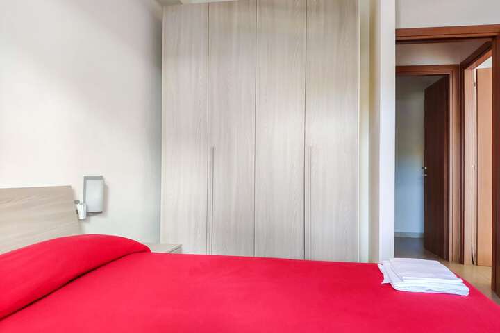 Room 4 of 208