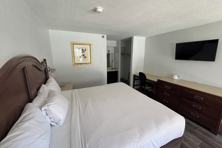 Standard | King Bed (10 of 12)