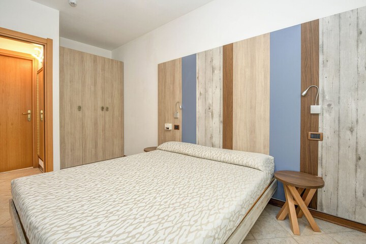 Room 26 of 203