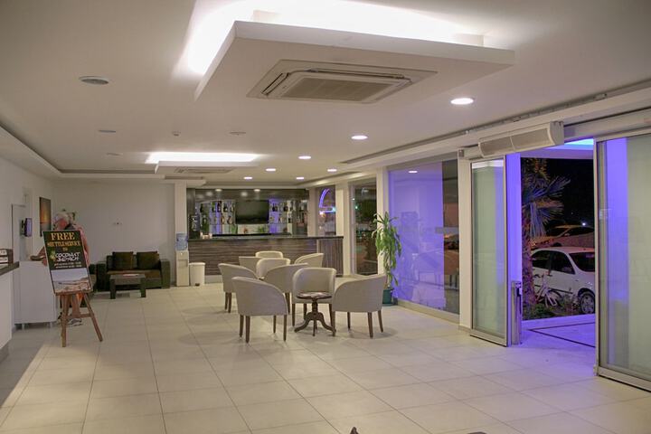 Lounge 29 of 35