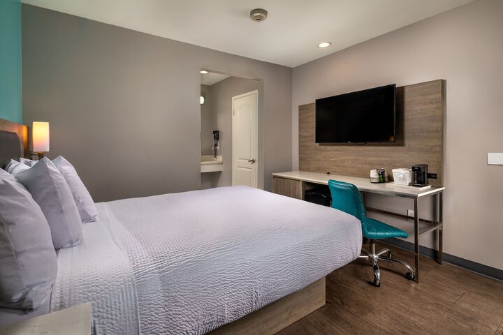 1 Queen Bed Business Room (21 of 23)
