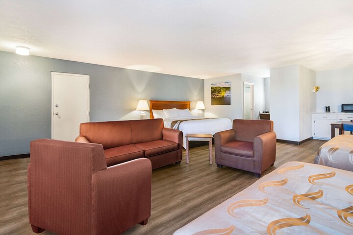 1 King Bed (3 of 42)