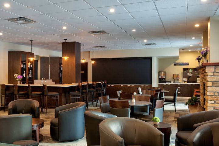 Lounge 38 of 44