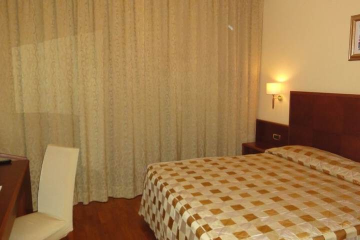 Room 4 of 16