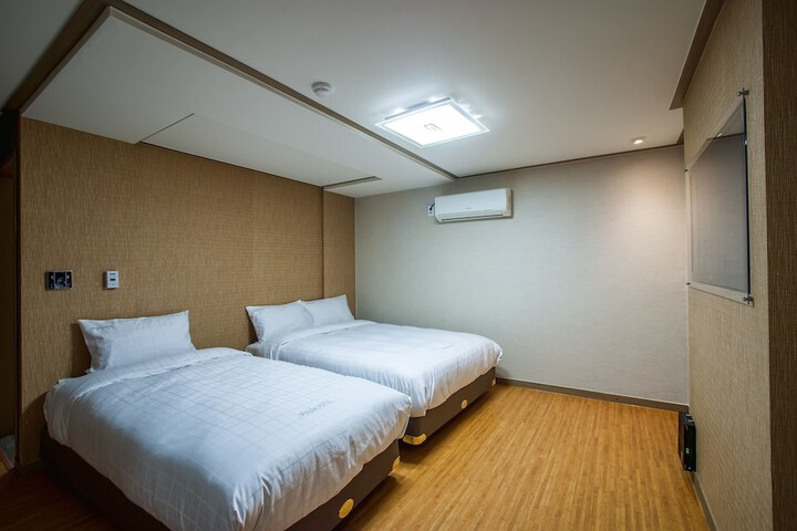 Room 5 of 22