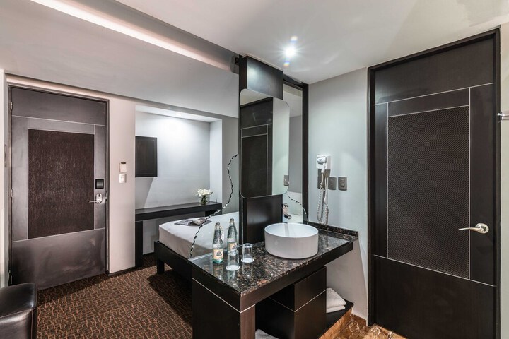 Room 33 of 48