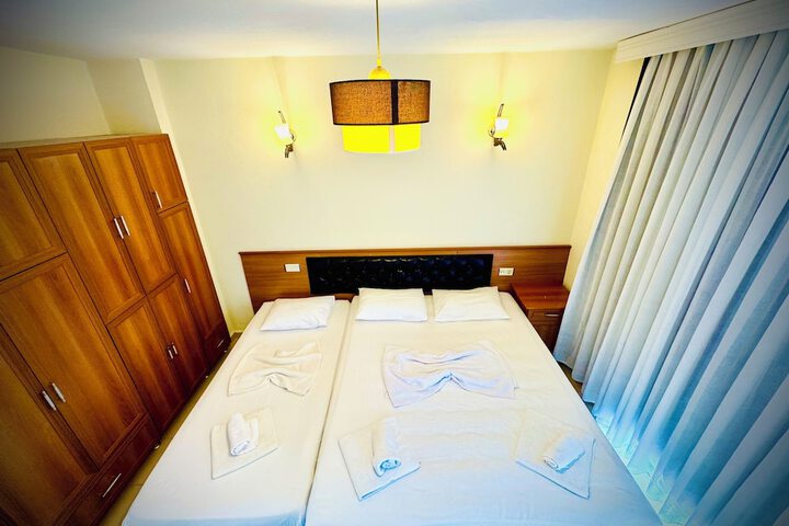 Room 13 of 36