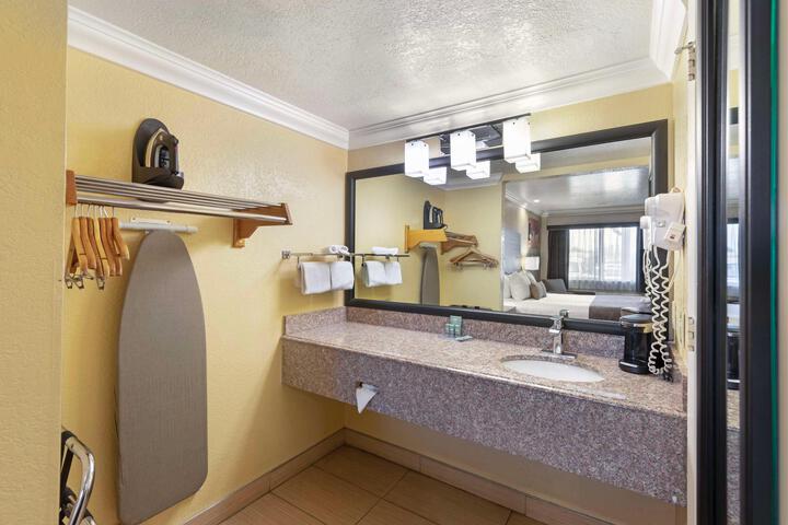 Accessible 1 Queen Mobility Accessible Bathtub Continental Breakfast (16 of 20)