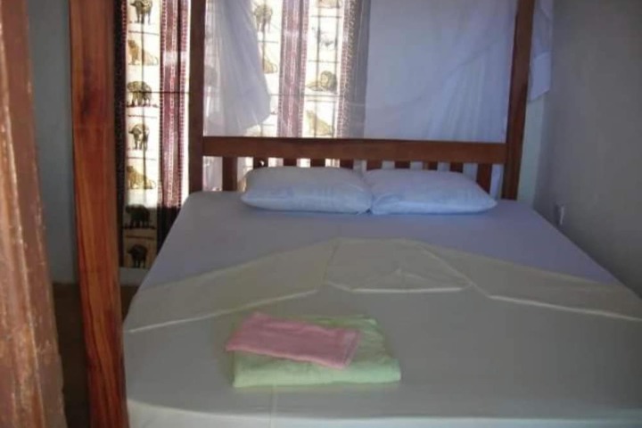 Room 4 of 9