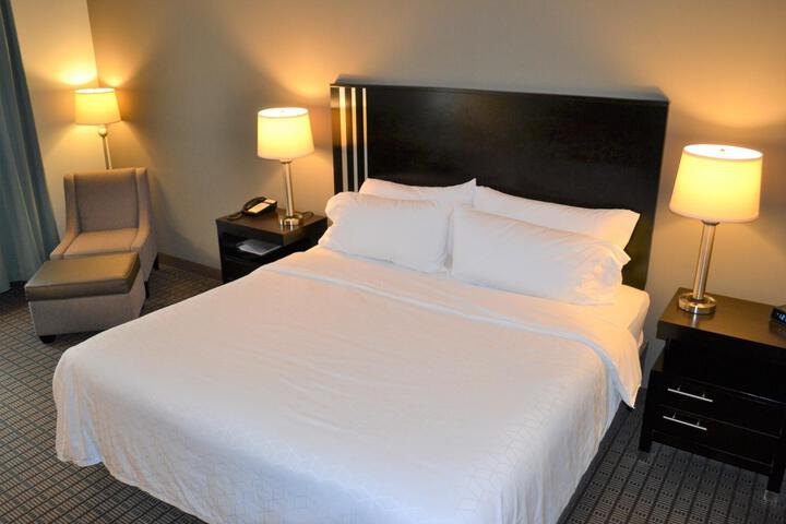 Suite 2 Queen Beds Sofa Accessible (9 of 10)