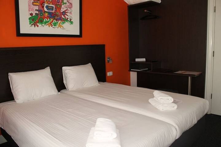 Room 10 of 48