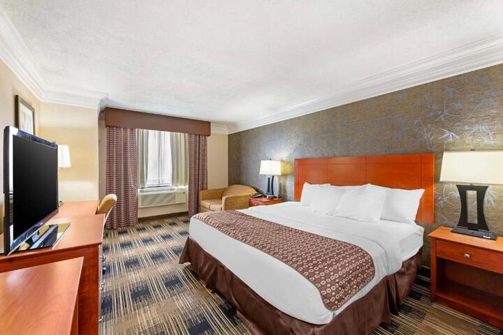 1 King Bed Table and Chairs Refrigerator, Continental Breakfast (4 of 14)