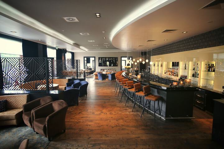 Lounge 44 of 62