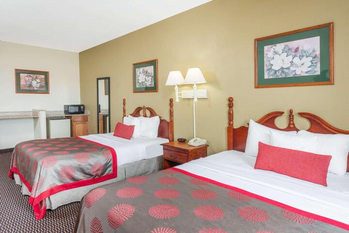 2 Queen Beds (3 of 14)