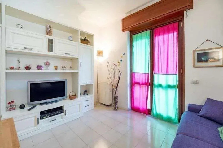 Room 2 of 10