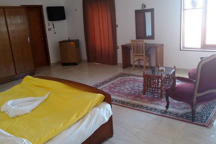 Room 12 of 164