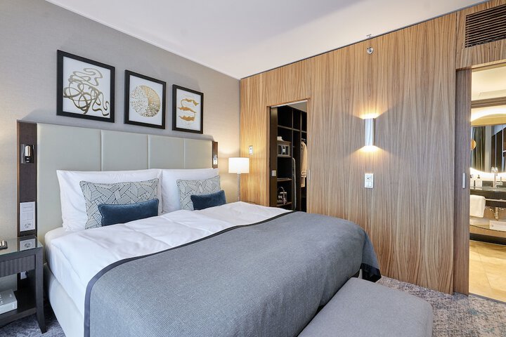 Room 6 of 94