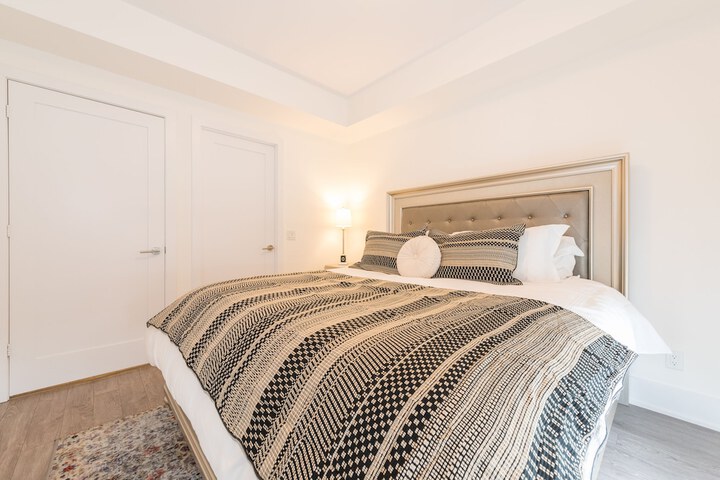 Room 4 of 33