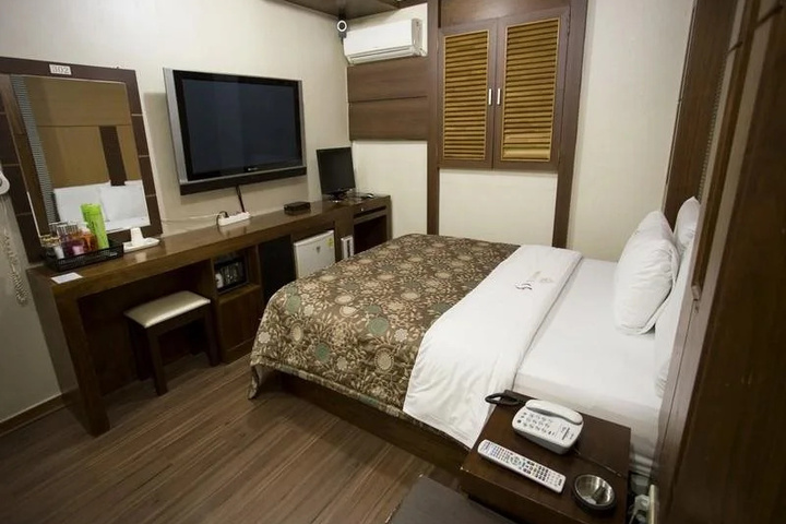 Room 13 of 27