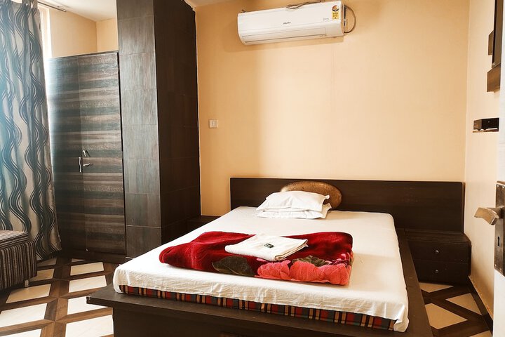 Room 7 of 32