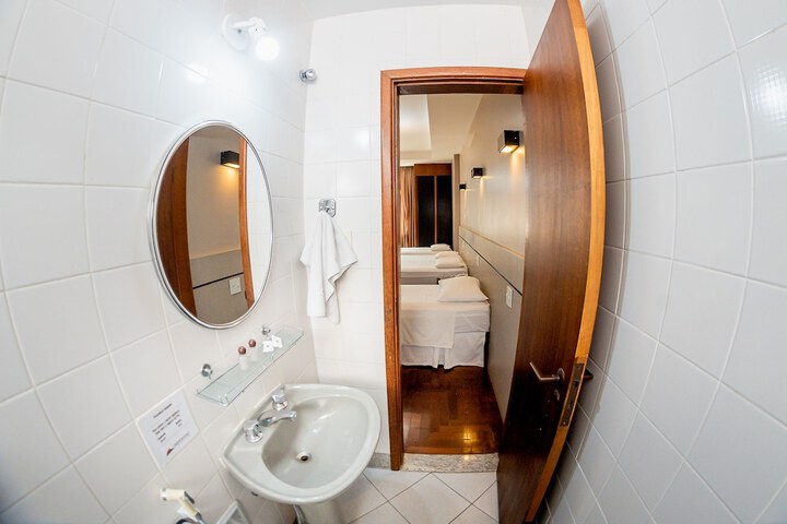 Room 32 of 47