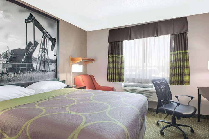 1 Queen Bed (11 of 13)