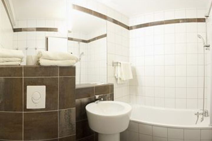 Room 4 of 32