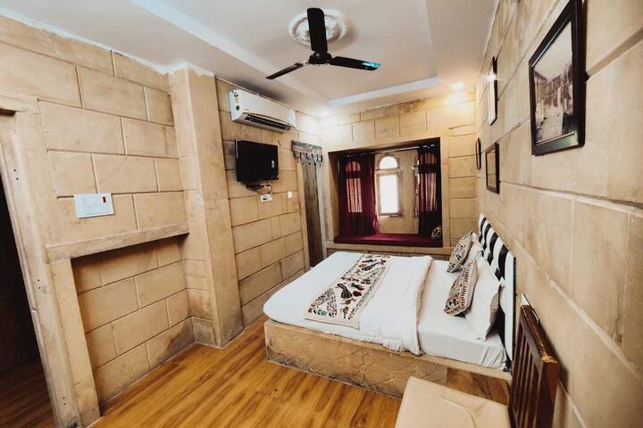 Room 6 of 16
