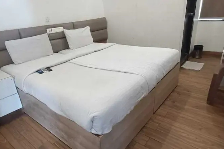 Room 6 of 11
