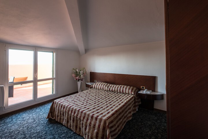 Room 6 of 30