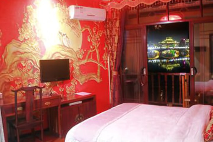 Room 5 of 8