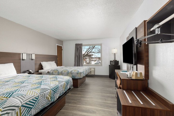 1 Queen Bed Micfridge (5 of 6)