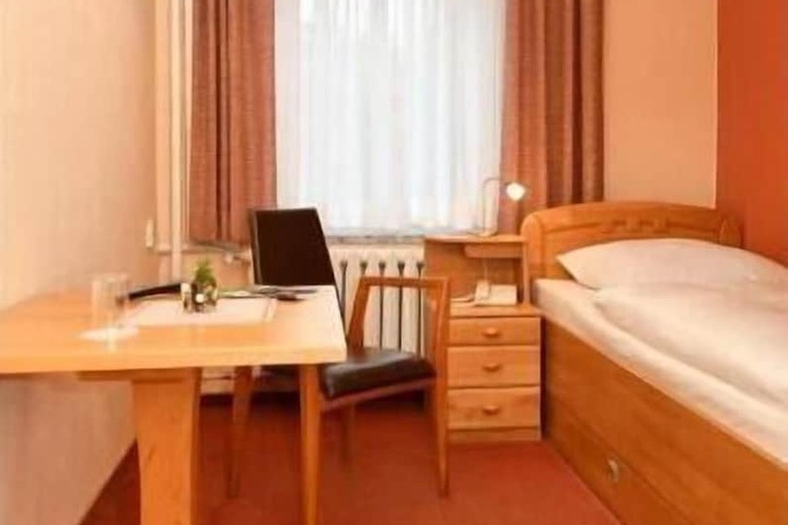 Room 6 of 27