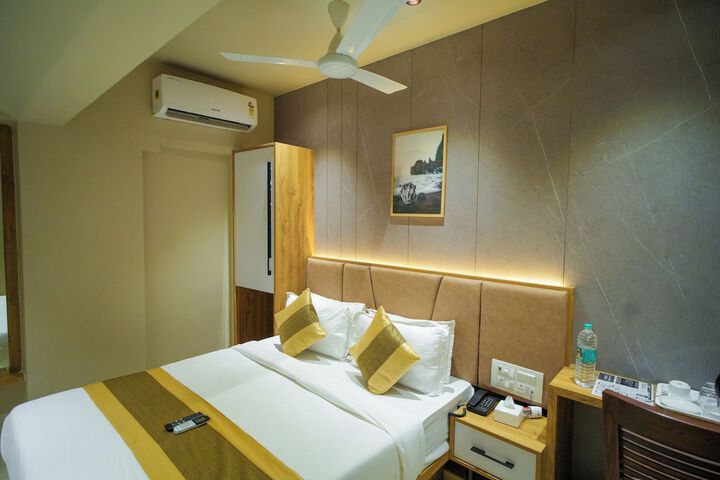 Room 8 of 18