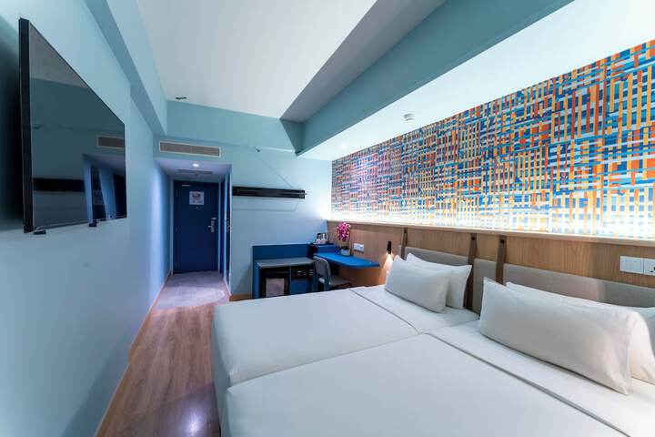 Room 10 of 27